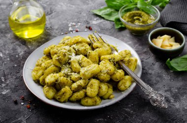 Pesto soslu Gnocchi, Basil Pesto soslu Patates Gnocchi, Karanlık Arkaplanda Lezzetli İtalyan Yemeği