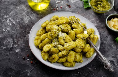 Pesto soslu Gnocchi, Basil Pesto soslu Patates Gnocchi, Karanlık Arkaplanda Lezzetli İtalyan Yemeği
