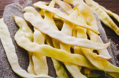 Sarı Balmumu Fasulyeleri Pişirmeye Hazır, Taze Uzun Fasulyeler Ahşap Kırsalda