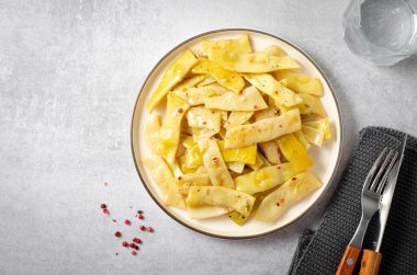 Pişmiş Sarı Fasulye, Beton Kaplama Tabakta Uzun Fasulyeler, Lezzetli Yemek