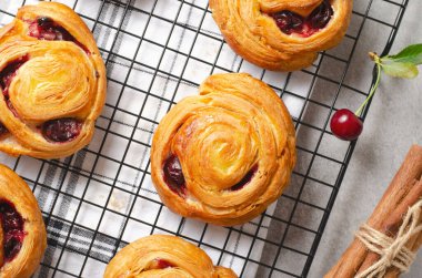 Parlak Açık Gri Arkaplanda Kirazlı Taze Pişmiş Puf Böreği