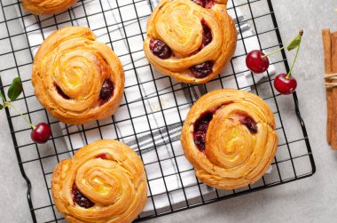 Parlak Açık Gri Arkaplanda Kirazlı Taze Pişmiş Puf Böreği