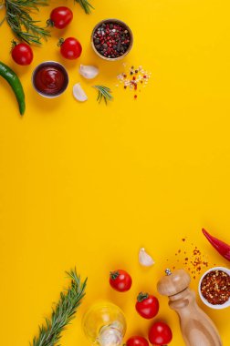 Baharat ve Sebzelerle Pişirme Konsepti Sarı Arkaplanda, Vejetaryen Gıda, Sağlık, Tarifler İçin Arka plan, Üst Görünüm