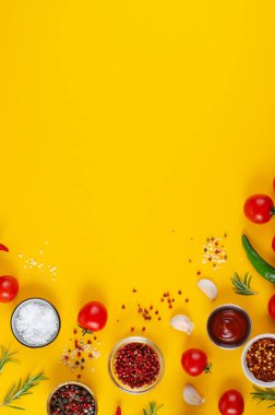 Baharat ve Sebzelerle Pişirme Konsepti Sarı Arkaplanda, Vejetaryen Gıda, Sağlık, Tarifler İçin Arka plan, Üst Görünüm