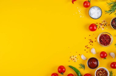 Baharat ve Sebzelerle Pişirme Konsepti Sarı Arkaplanda, Vejetaryen Gıda, Sağlık, Tarifler İçin Arka plan, Üst Görünüm