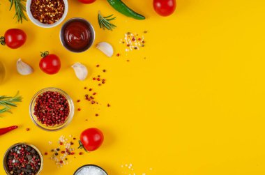 Baharat ve Sebzelerle Pişirme Konsepti Sarı Arkaplanda, Vejetaryen Gıda, Sağlık, Tarifler İçin Arka plan, Üst Görünüm