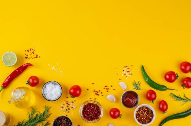 Baharat ve Sebzelerle Pişirme Konsepti Sarı Arkaplanda, Vejetaryen Gıda, Sağlık, Tarifler İçin Arka plan, Üst Görünüm