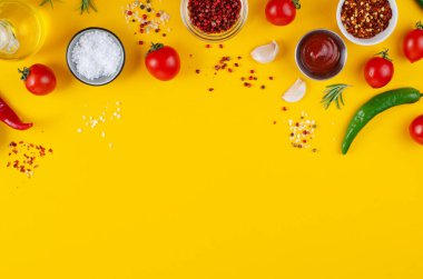 Baharat ve Sebzelerle Pişirme Konsepti Sarı Arkaplanda, Vejetaryen Gıda, Sağlık, Tarifler İçin Arka plan, Üst Görünüm