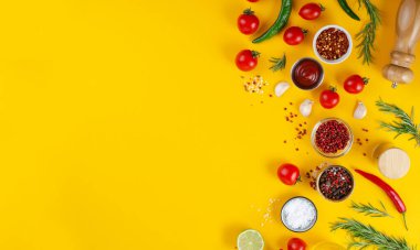 Baharat ve Sebzelerle Pişirme Konsepti Sarı Arkaplanda, Vejetaryen Gıda, Sağlık, Tarifler İçin Arka plan, Üst Görünüm