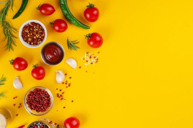 Baharat ve Sebzelerle Pişirme Konsepti Sarı Arkaplanda, Vejetaryen Gıda, Sağlık, Tarifler İçin Arka plan, Üst Görünüm