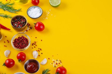 Baharat ve Sebzelerle Pişirme Konsepti Sarı Arkaplanda, Vejetaryen Gıda, Sağlık, Tarifler İçin Arka plan, Üst Görünüm