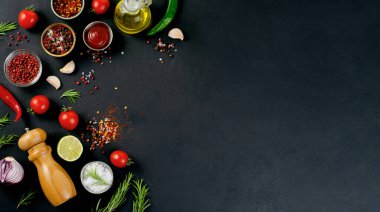 Karanlık Arkaplanda Baharat ve Sebzelerle Yemek Kavramı, Vejetaryen Gıda, Sağlık, Tarifler İçin Arka plan, Üst Görünüm