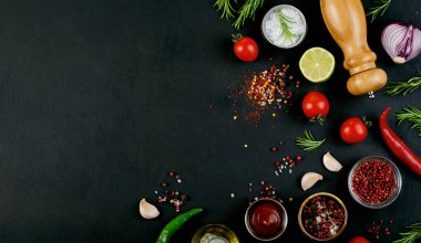 Karanlık Arkaplanda Baharat ve Sebzelerle Yemek Kavramı, Vejetaryen Gıda, Sağlık, Tarifler İçin Arka plan, Üst Görünüm