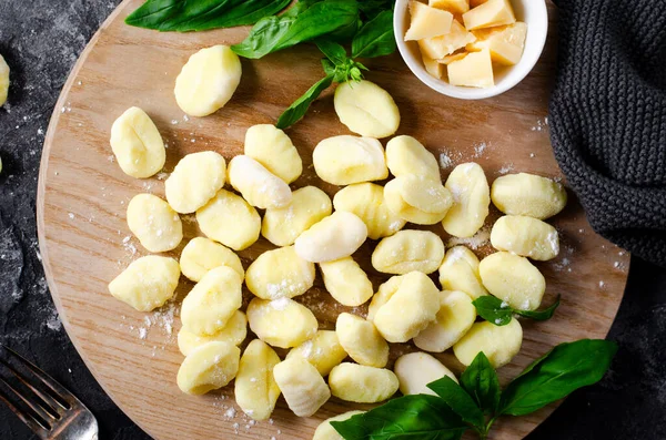 Gnocchi Fresh Uncooked Potato Gnocchi Wooden Board Italian Food — 스톡 사진