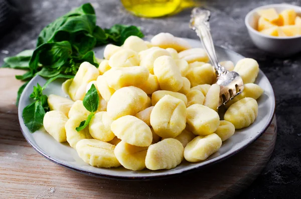 Gnocchi Verse Ongekookte Aardappel Gnocchi Houten Bord Italiaanse Keuken — Stockfoto