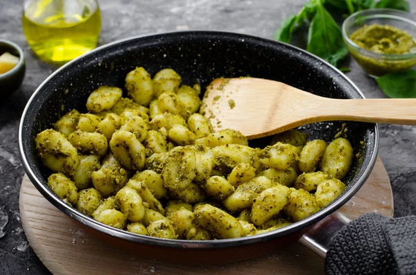 Gnocchi Mit Pesto Kartoffelnocchi Mit Basilikum Pesto Sauce Schmackhaftes Italienisches — Stockfoto