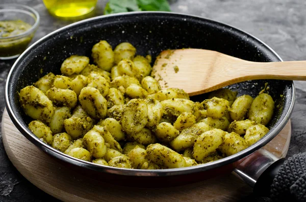 Gnocchi Mit Pesto Kartoffelnocchi Mit Basilikum Pesto Sauce Schmackhaftes Italienisches — Stockfoto