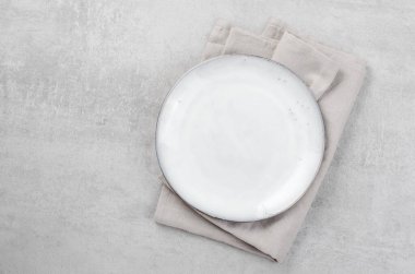 Açık Gri Beton Arkaplanda Boş Tabak ve Peçete, Üst Görünüm