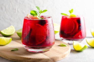 Berry Limonata, Ferahlatıcı İçecek, Kokteyl, Buzlu Çay, Blackberry ve Parlak Arkaplanda Limon Soğuk Yaz İçeceği