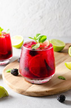 Berry Limonata, Ferahlatıcı İçecek, Kokteyl, Buzlu Çay, Blackberry ve Parlak Arkaplanda Limon Soğuk Yaz İçeceği