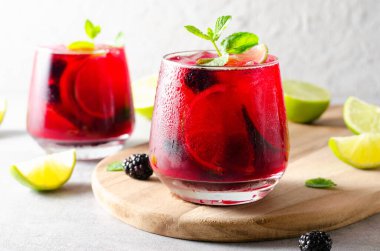 Berry Limonata, Ferahlatıcı İçecek, Kokteyl, Buzlu Çay, Blackberry ve Parlak Arkaplanda Limon Soğuk Yaz İçeceği