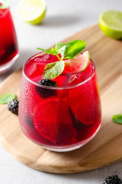 Berry Limonata, Ferahlatıcı İçecek, Kokteyl, Buzlu Çay, Blackberry ve Parlak Arkaplanda Limon Soğuk Yaz İçeceği
