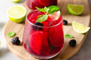 Berry Limonata, Ferahlatıcı İçecek, Kokteyl, Buzlu Çay, Blackberry ve Parlak Arkaplanda Limon Soğuk Yaz İçeceği