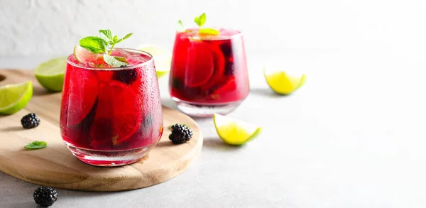 Berry Lemonade Refreshing Drink Cocktail Iced Tea Blackberry Lime Cold — Stock Photo, Image