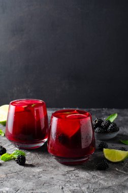 Böğürtlenli limonata, ferahlatıcı içecek, kokteyl, buzlu çay, böğürtlen ve limonlu soğuk yaz içeceği.