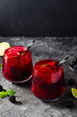 Böğürtlenli limonata, ferahlatıcı içecek, kokteyl, buzlu çay, böğürtlen ve limonlu soğuk yaz içeceği.