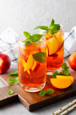Şeftali Limonatası, Ferahlatıcı İçecek, Kokteyl, Buzlu Çay, Parlak Arkaplanda Soğuk Yaz İçeceği