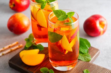 Şeftali Limonatası, Ferahlatıcı İçecek, Kokteyl, Buzlu Çay, Parlak Arkaplanda Soğuk Yaz İçeceği