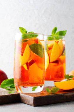 Şeftali Limonatası, Ferahlatıcı İçecek, Kokteyl, Buzlu Çay, Parlak Arkaplanda Soğuk Yaz İçeceği