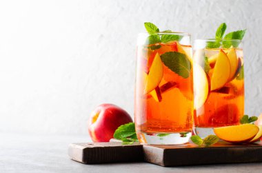 Şeftali Limonatası, Ferahlatıcı İçecek, Kokteyl, Buzlu Çay, Parlak Arkaplanda Soğuk Yaz İçeceği