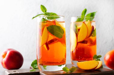 Şeftali Limonatası, Ferahlatıcı İçecek, Kokteyl, Buzlu Çay, Parlak Arkaplanda Soğuk Yaz İçeceği