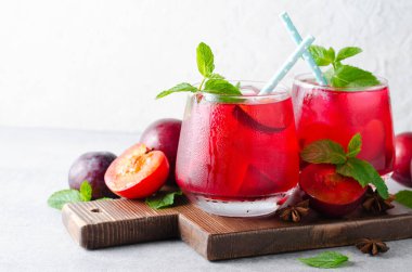 Berry Limonata, Ferahlatıcı İçecek, Kokteyl, Buzlu Çay, Parlak Arkaplanda Soğuk Yaz İçeceği