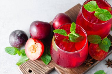 Berry Limonata, Ferahlatıcı İçecek, Kokteyl, Buzlu Çay, Parlak Arkaplanda Soğuk Yaz İçeceği