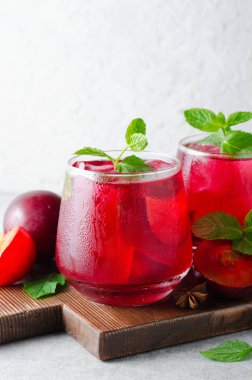 Berry Limonata, Ferahlatıcı İçecek, Kokteyl, Buzlu Çay, Parlak Arkaplanda Soğuk Yaz İçeceği