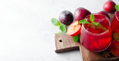 Berry Limonata, Ferahlatıcı İçecek, Kokteyl, Buzlu Çay, Parlak Arkaplanda Soğuk Yaz İçeceği