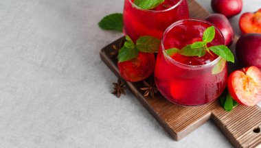 Berry Limonata, Ferahlatıcı İçecek, Kokteyl, Buzlu Çay, Parlak Arkaplanda Soğuk Yaz İçeceği