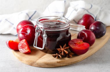 Prunch Jam in a Jar, Lezzetli Ev yapımı Erik Reçeli Parlak Arkaplanda