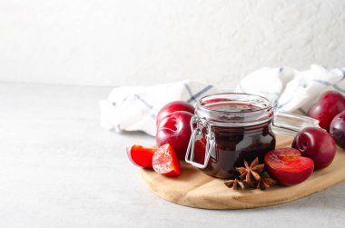 Prunch Jam in a Jar, Lezzetli Ev yapımı Erik Reçeli Parlak Arkaplanda