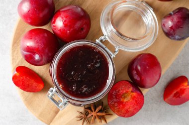 Prunch Jam in a Jar, Lezzetli Ev yapımı Erik Reçeli Parlak Arkaplanda