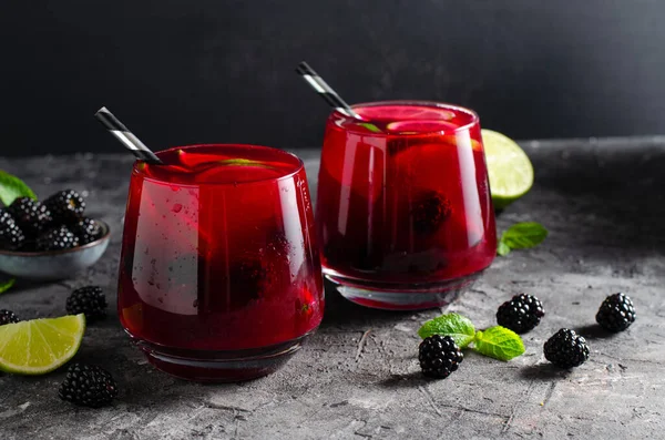 Ягодный Лимонад Освежающий Напиток Коктейль Чай Льдом Ежевика Лайм Холодный — стоковое фото