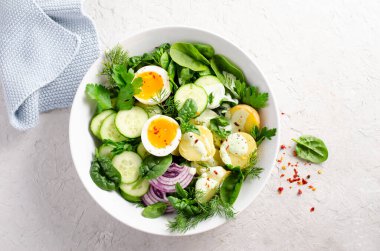 Taze sebze ve sebze, sağlıklı dengeli yemek, patates salatası, salatalık, marul, yumurta ve sebze soslu salata.