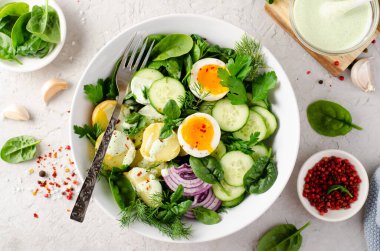 Taze sebze ve sebze, sağlıklı dengeli yemek, patates salatası, salatalık, marul, yumurta ve sebze soslu salata.