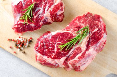 Çiğ Biftek Organik Et, Gri Arka plan, Biftek Biftek