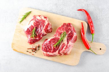 Çiğ Biftek Organik Et, Gri Arka plan, Biftek Biftek