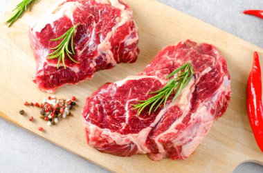 Çiğ Biftek Organik Et, Gri Arka plan, Biftek Biftek