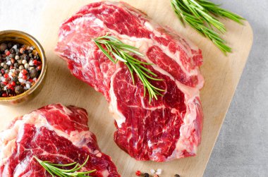 Çiğ Biftek Organik Et, Gri Arka plan, Biftek Biftek